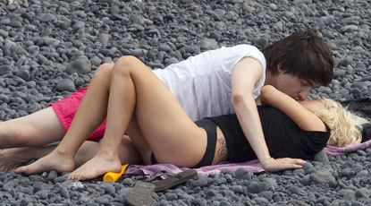 Lady Gaga y su novio retozan en la playa