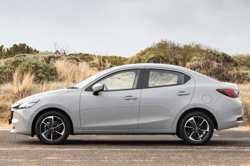 Mazda 2 Sedan 3