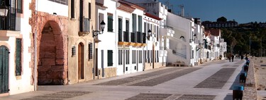 The fishing town to travel to the Middle Ages, the best place to eat delicious and cheap food, see the solar eclipse and enjoy Mediterranean life
