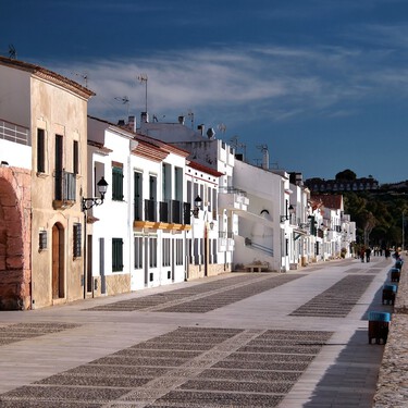 El pueblo pesquero para viajar a la Edad Media, el mejor lugar para comer rico y barato, ver el eclipse solar y disfrutar de la vida mediterránea