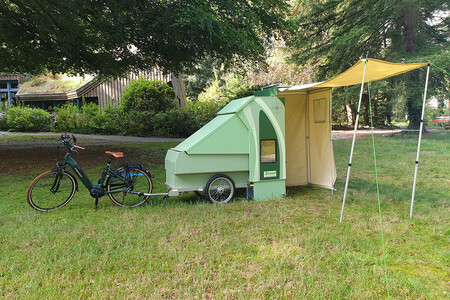 Este remolque camper para bicicletas es una opción eco para viajar, pero por España no es legal aún