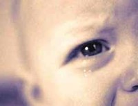 El abandono del bebé en la cuna es comparable al desamor en el adulto, según Punset