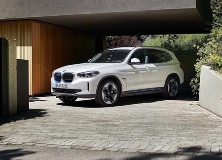 El BMW iX3 ya tiene precio en México: la versatilidad y manejo del X3, pero en formato eléctrico