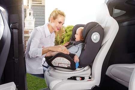 La silla de coche para llevar a tu bebé a contramarcha de Babify está rebajadísima en Amazon