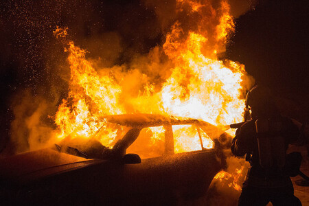 Auto En Llamas Incendio Bateria