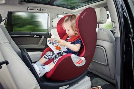 Si tu hijo mide menos de 1,35 metros, deberá viajar en el asiento trasero del coche