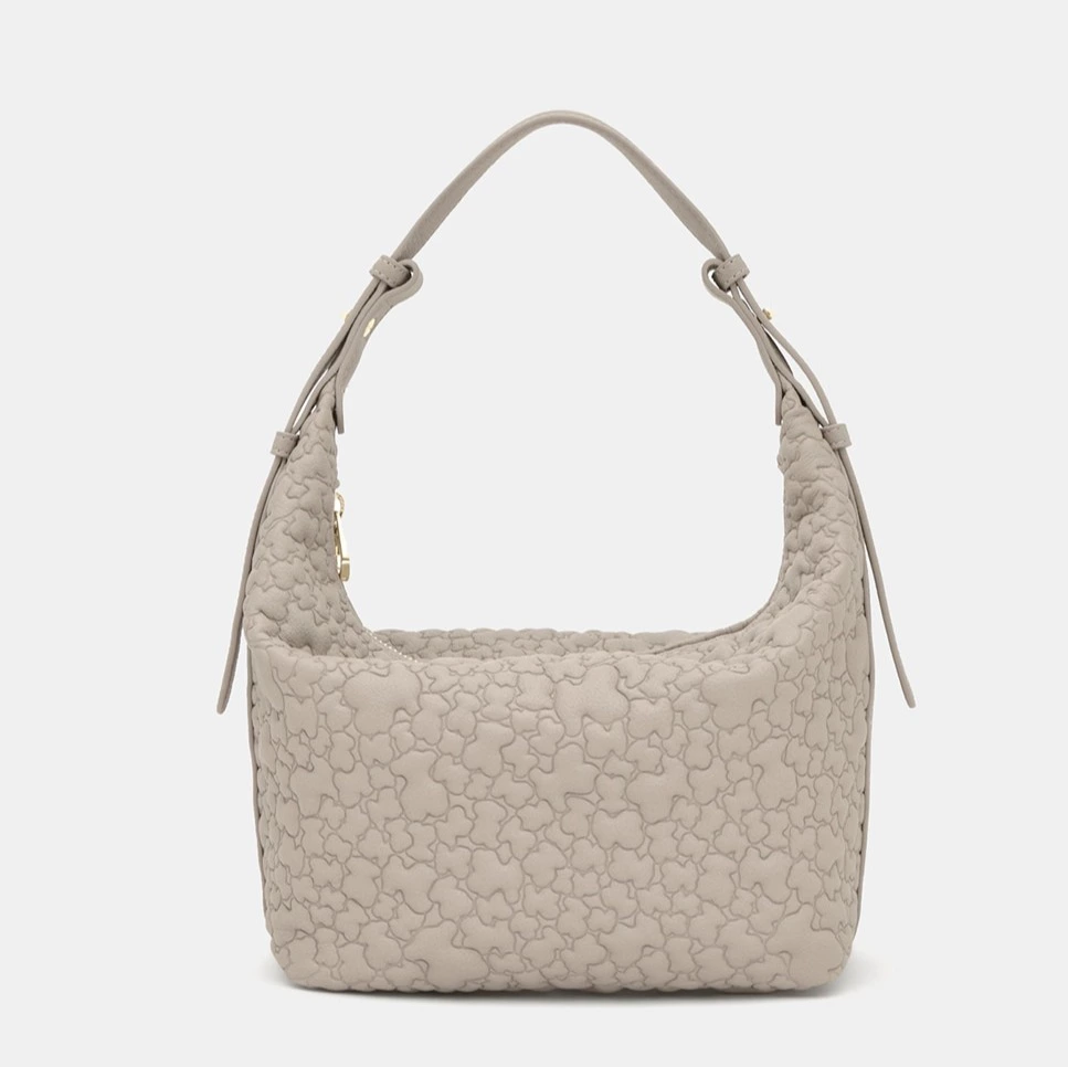 Bolso mediano con cierre de cremallera.

