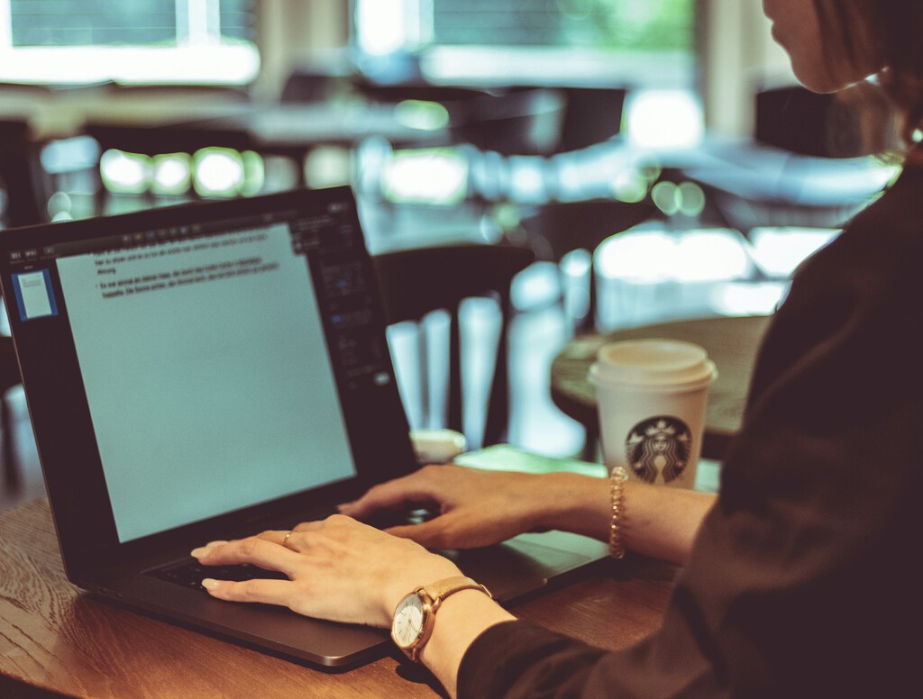 Los teletrabajadores se vienen arriba en Starbucks y llevan PC de escritorio, impresoras y separadores. La empresa ha tomado medidas 