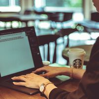 Los teletrabajadores se vienen arriba en Starbucks y llevan PC de escritorio, impresoras y separadores. La empresa ha tomado medidas 