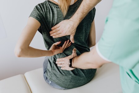 Cuida tu espalda en el gimnasio: las clases colectivas que te ayudan a tener una espalda sana