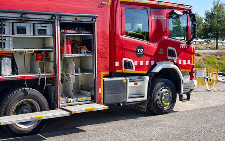 Camión de bomberos estacionado durante un simulacro