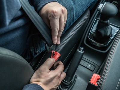 ¿Tu cinturón de seguridad se ha atascado? Así de sencillo es desbloquearlo 