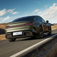 Xiaomi va a por Tesla y BYD: su coche eléctrico ya tiene precio en China y es tan barato que acumula una montaña de reservas en pocas horas