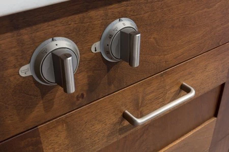 Una buena idea: tiradores de metal creando contraste con muebles de madera en la cocina