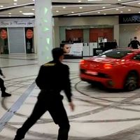 Si vives en Rusia y te aburres, puedes hacer donuts con tu Ferrari California... dentro de un centro comercial