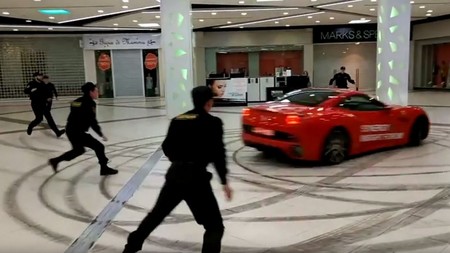 Si vives en Rusia y te aburres, puedes hacer donuts con tu Ferrari California... dentro de un centro comercial