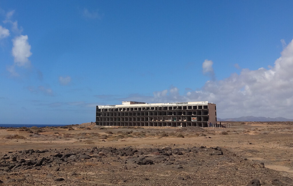 En 1973 un alemán soñó con explotar Lanzarote. 50 años después nadie ha sido capaz de mover las ruinas de su monstruo 