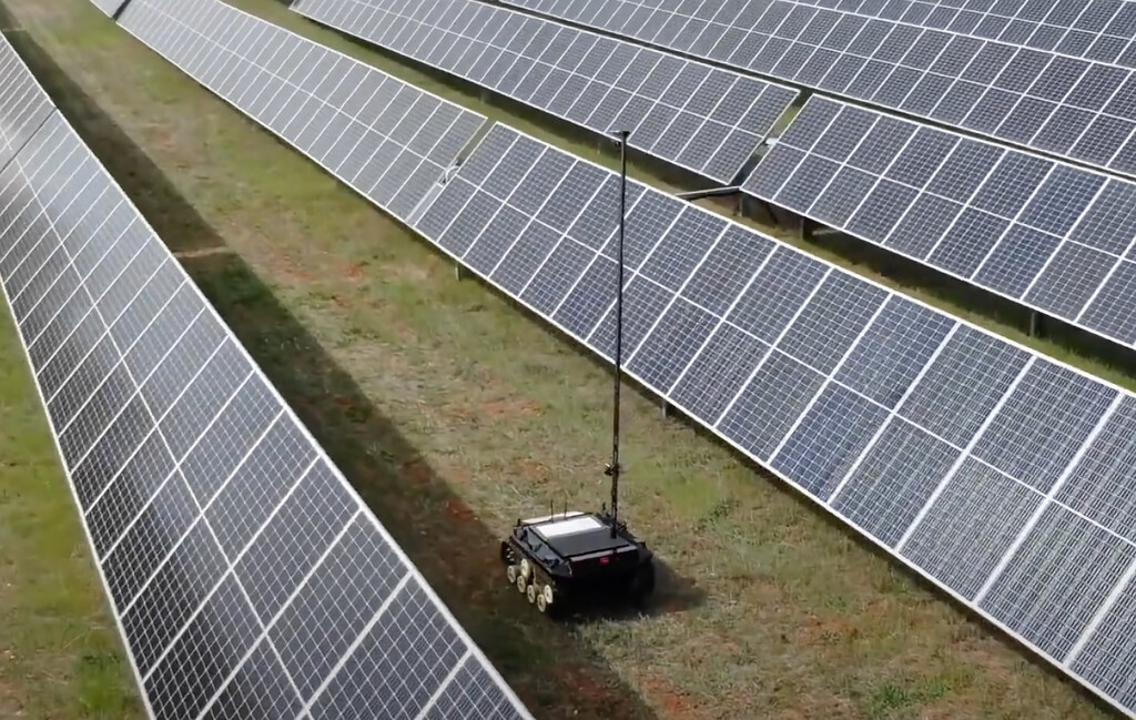 Esta planta solar de Salamanca está controlada por un robot que además es su jardinero: el Antecursor II 