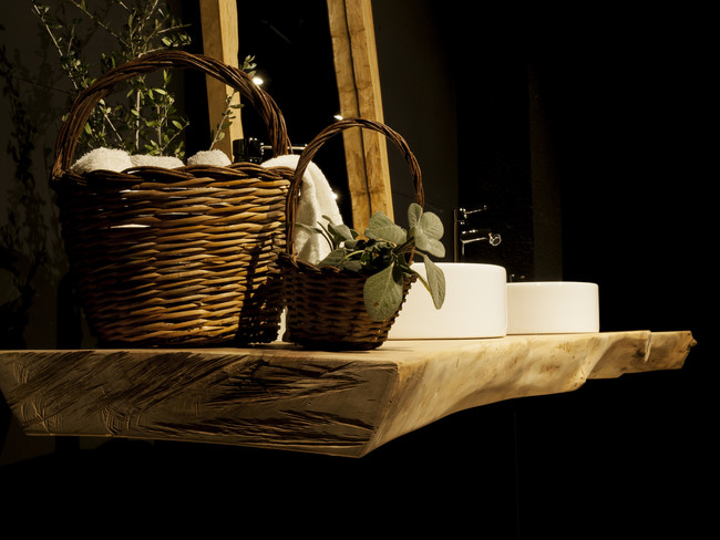 Tratando de volver a lo natural, llegan las encimeras de baño en madera