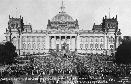 Manifestação contra o Tratado de Versalhes, em frente ao Reichstag