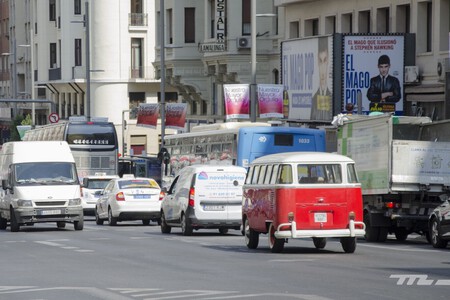 Furgoneta histórica circulando por Madrid Central