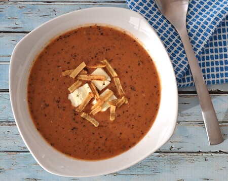 Sopa de frijol negro con jitomate. Receta fácil de la cocina mexicana