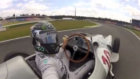 Nico Rosberg y su selfie al volante del Mercedes W196