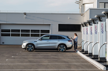 Desde Tesla hasta Iberdrola pasando por Repsol: estas son las redes de carga para coches eléctricos que hay en España