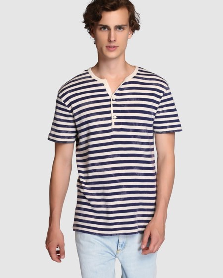 La camiseta de estilo Henley tiene que ser a rayas y degradé
