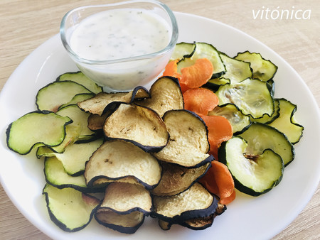 Chips vegetales de berenjena, calabacín, zanahoria y pepino para picar de forma saludable: sus beneficios y cómo prepararlos en casa