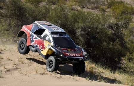 ¡Victoria y liderato del Dakar para Carlos Sainz!