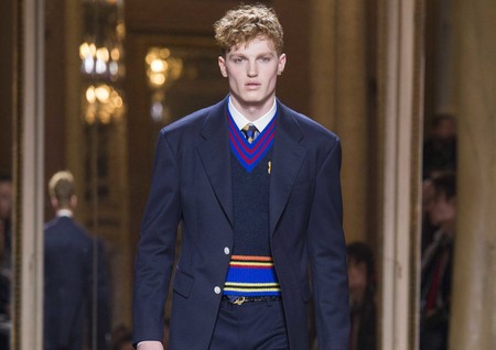 Llevar el uniforme deportivo a la oficina es posible con éste suéter en tendencia para el invierno