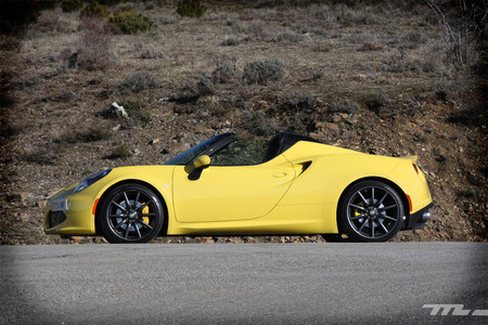 A prueba el Alfa Romeo 4C Spider, 240 caballos para 940 kilos de Ferrari en miniatura