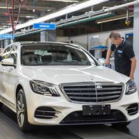 Mira como el Mercedes-Benz Clase S 2018 sale de la línea de producción por su propia cuenta