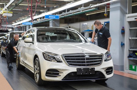 Mira como el Mercedes-Benz Clase S 2018 sale de la línea de producción por su propia cuenta
