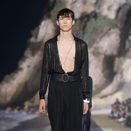 Cuando el cuello se convierte en escote: así se llevarán las camisas (negras) este verano