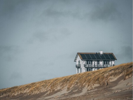 Una casa con placas solares.