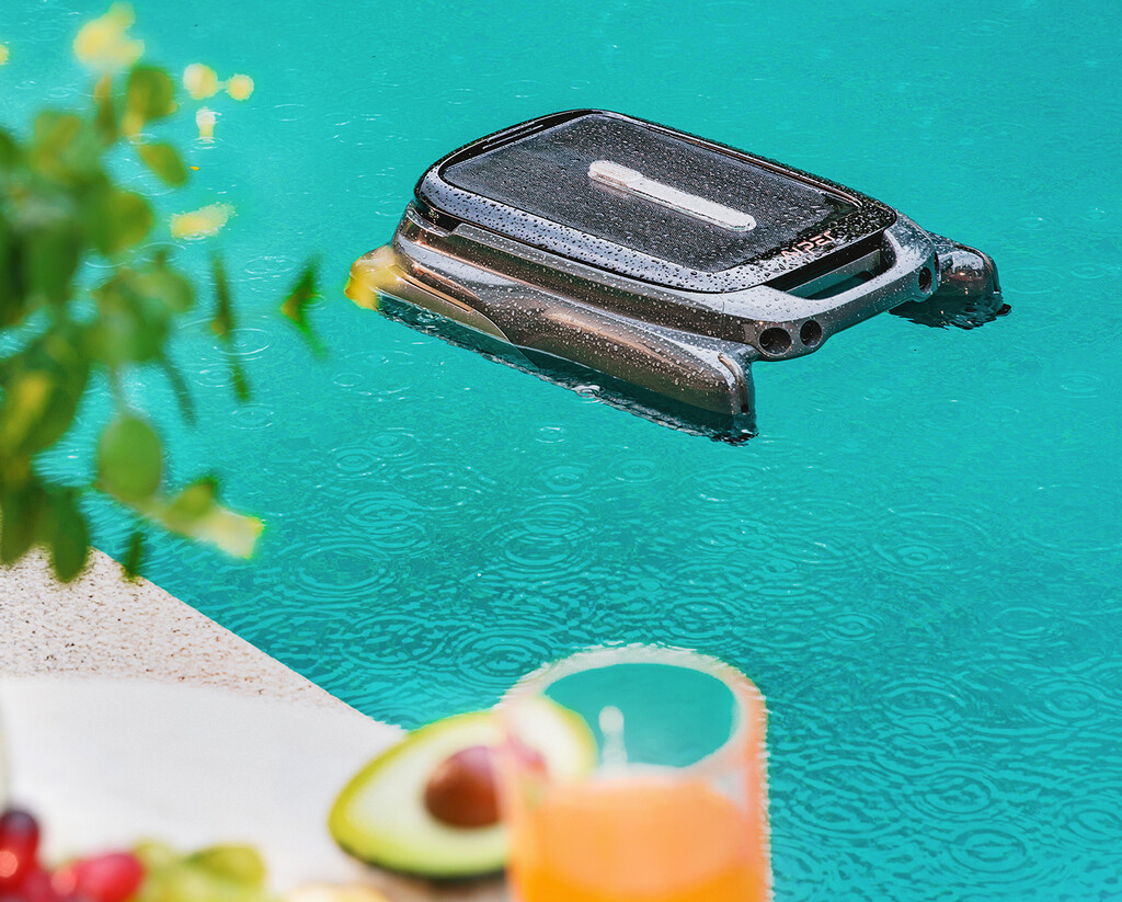 Parece una nave espacial pero es un robot para limpiar piscinas. Además funciona con energía solar y usa el móvil