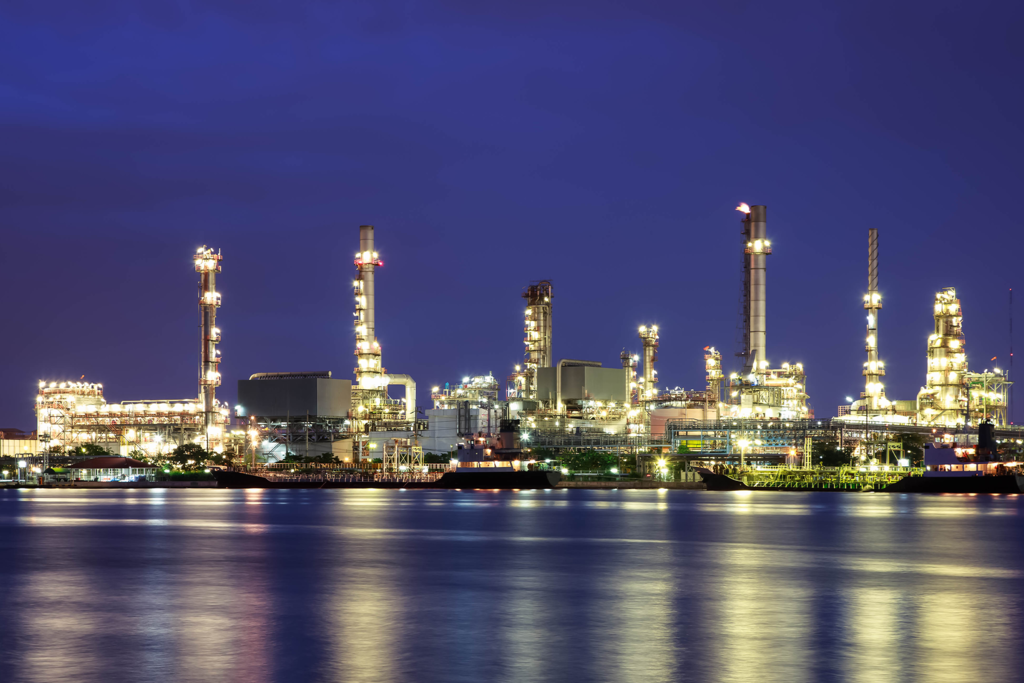 Europa lleva 10 años cerrando refinerías. Ahora hasta un incendio en Nigeria dispara el precio del gasoil