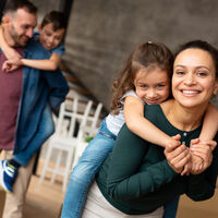 "Tengo 30 años, mi pareja 52 y tenemos ideas muy diferentes sobre la crianza de nuestros hijos"