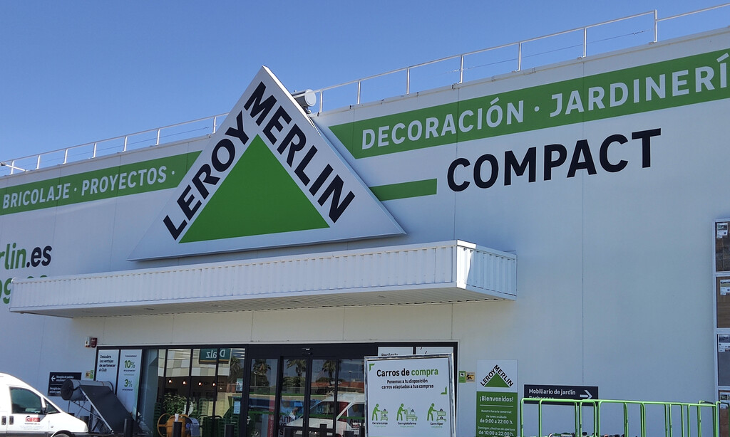 Este toldo retráctil de Leroy Merlin cuesta menos de 70 euros y no necesitas obras para instalarlo 
