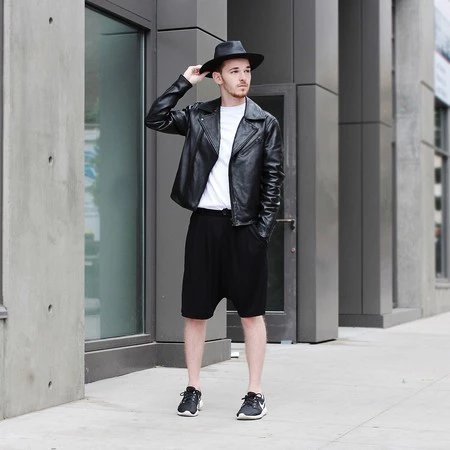 Blanco y negro nada más: la combinación que triunfa en el mejor street style de la semana