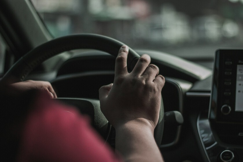 El teletrabajo se sube al coche: Mercedes permitirá usar la cámara en videollamadas de Teams mientras conduces 
