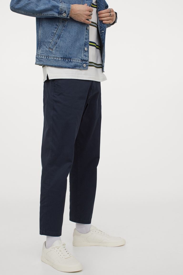 Chinos cropped en sarga de algodón suave con perneras pitillo. Modelo con cintura elástica, cierre de cremallera con botón, bolsillos al bies y bolsillos abiertos detrás. Corte estándar – ajuste clásico para una silueta recta y cómoda con una buena libertad de movimientos.
