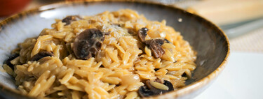 Orzo de setas y miso, una exquisita receta que te soluciona la comida en 15 minutos