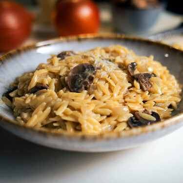 Orzo de setas y miso, una exquisita receta que te soluciona la comida en 15 minutos