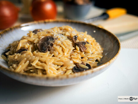 Orzo de setas y miso, una exquisita receta que te soluciona la comida en 15 minutos