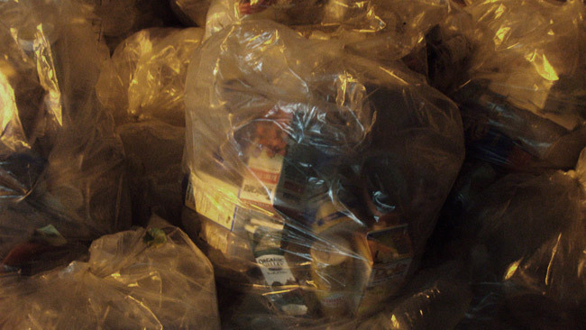 Bolsas de basura en el contenedor