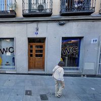 En su turistificación acelerada, Madrid empezó a convertir locales comerciales en baños de pago. Salió como cabía esperar