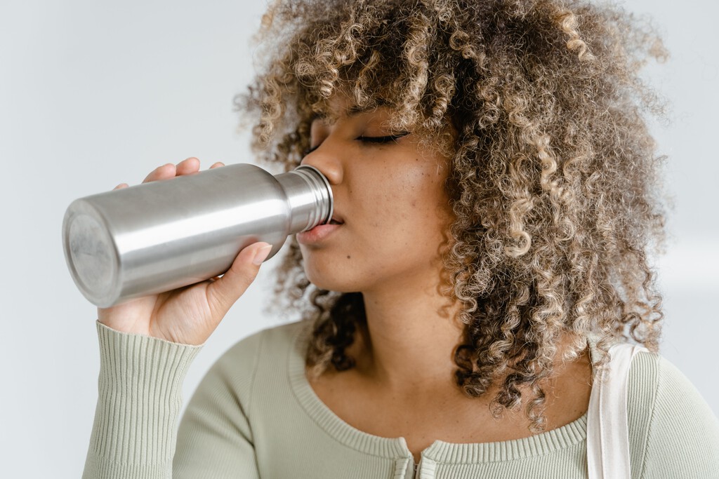 Los expertos coinciden: si usas botellas de agua reutilizables en casa, el trabajo, colegio o gimnasio, estos son los errores a evitar 